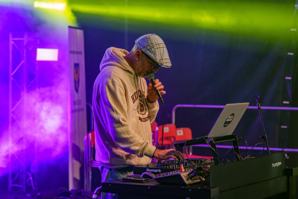DJ Retro podczas prowadzenia imprezy