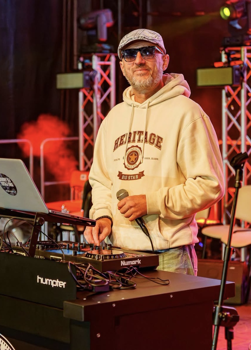 DJ Retro podczas prowadzenia imprezy