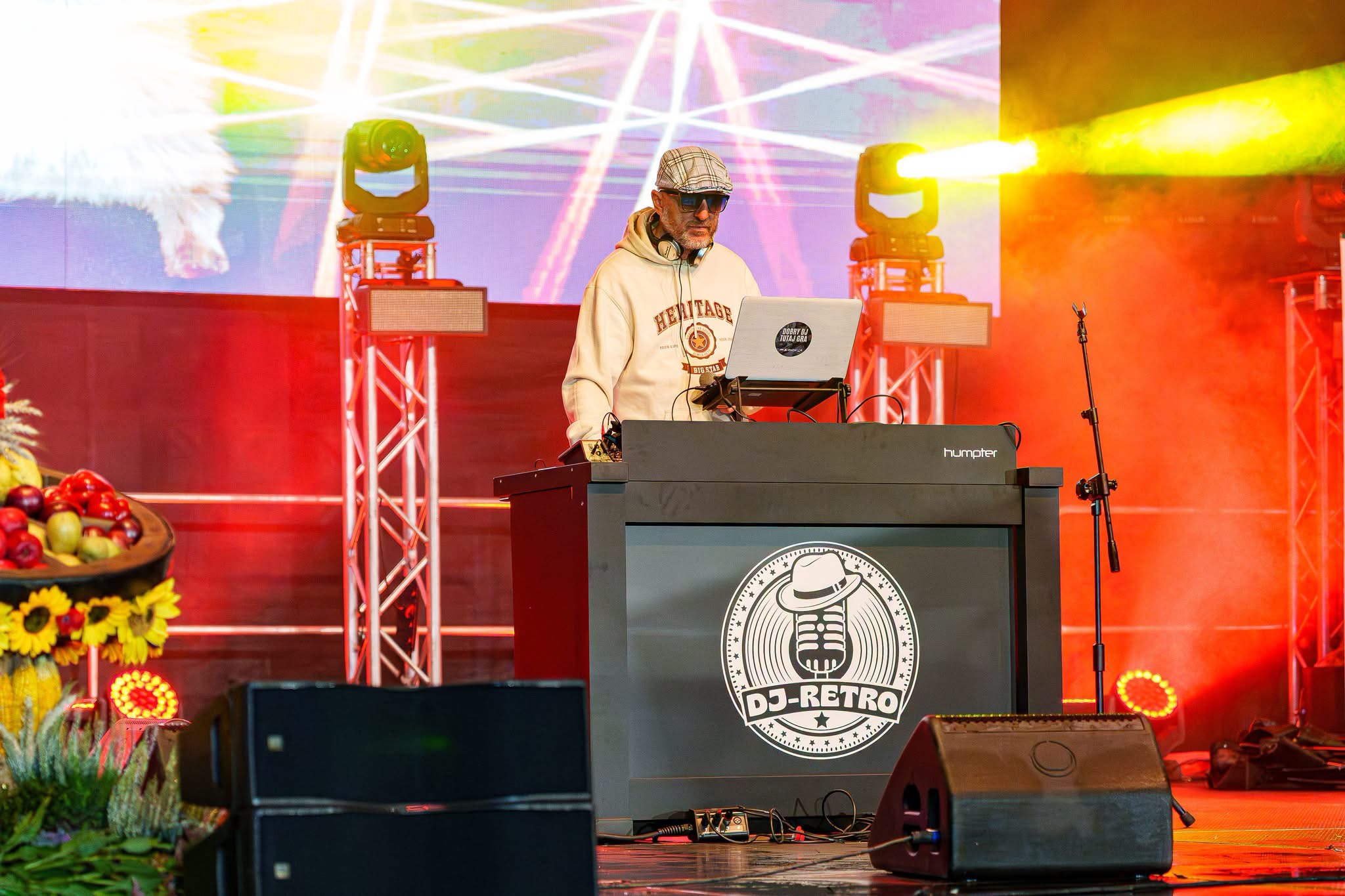 DJ Retro podczas wydarzenia z oprawą sceniczną