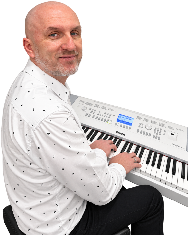 DJ Retro przy keyboardzie podczas występu na żywo