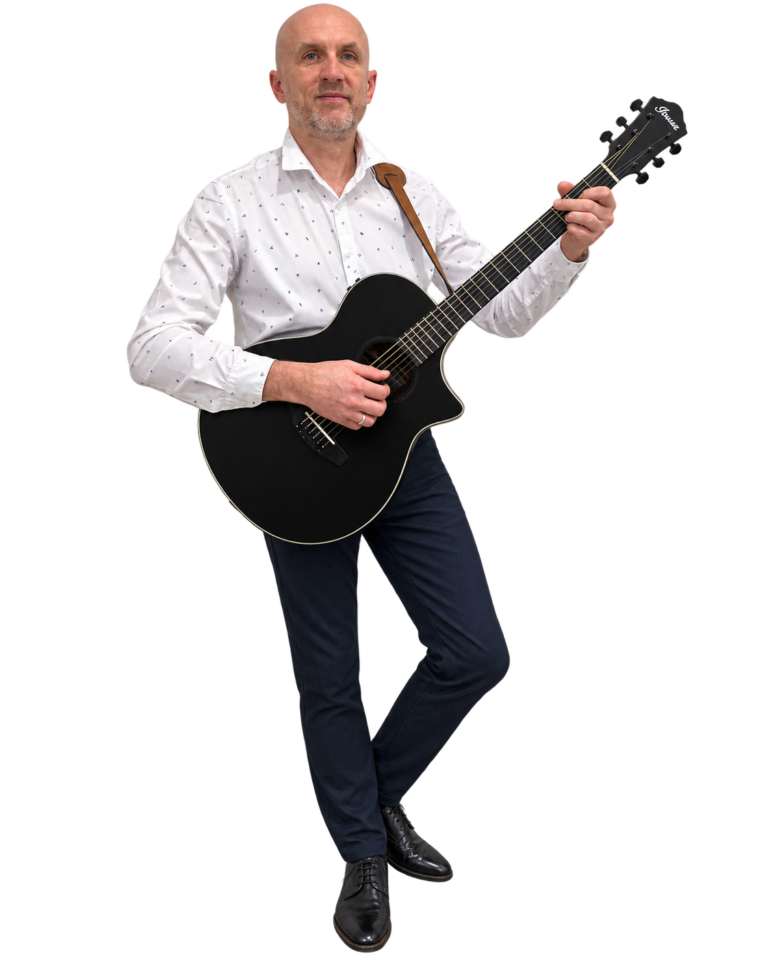 DJ Retro z gitarą podczas występu na żywo
