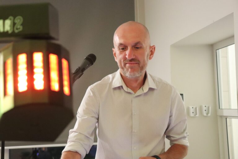 DJ Retro z gitarą podczas występu na żywo