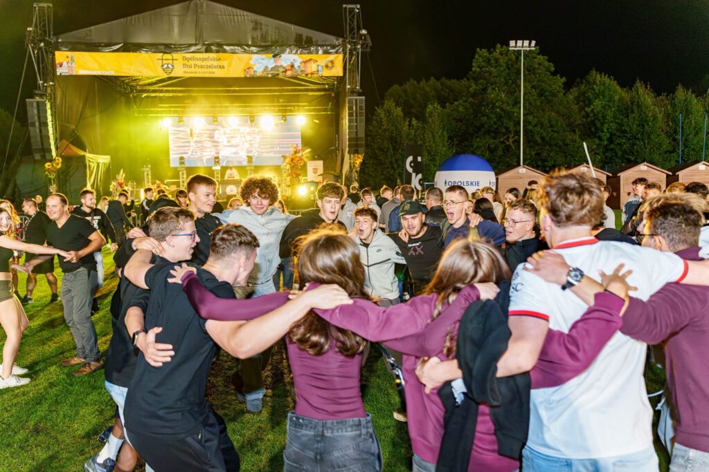 Pełny parkiet podczas imprezy prowadzonej przez DJ Retro